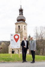 LH Christopher Drexler und Bgm. Josef Birnstingl am künftigen Standort des Hanns Koren-Denkmals vor der Alten Kirche in Sankt Bartholomä © Land Steiermark; bei Quellenangabe honorarfrei LH Christopher Drexler und Bgm. Josef Birnstingl am künftigen Standort des Hanns Koren-Denkmals vor der Alten Kirche in Sankt Bartholomä