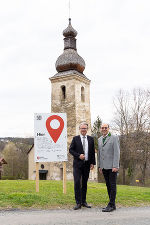 LH Christopher Drexler und Bgm. Josef Birnstingl am künftigen Standort des Hanns Koren-Denkmals vor der Alten Kirche in Sankt Bartholomä