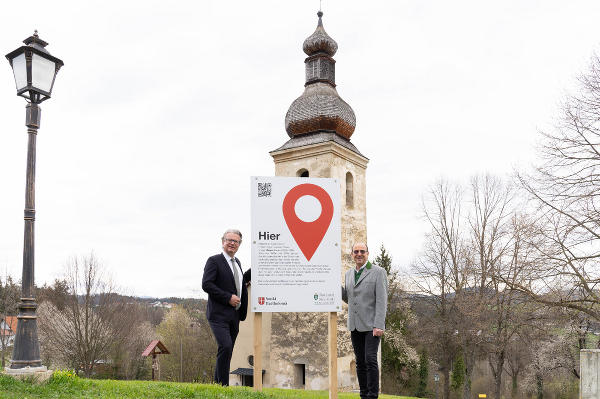 LH Christopher Drexler und Bgm. Josef Birnstingl am künftigen Standort des Hanns Koren-Denkmals vor der Alten Kirche in Sankt Bartholomä © Land Steiermark; bei Quellenangabe honorarfrei