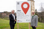 LH Christopher Drexler und Bgm. Josef Birnstingl am künftigen Standort des Hanns Koren-Denkmals vor der Alten Kirche in Sankt Bartholomä © Land Steiermark; bei Quellenangabe honorarfrei LH Christopher Drexler und Bgm. Josef Birnstingl am künftigen Standort des Hanns Koren-Denkmals vor der Alten Kirche in Sankt Bartholomä