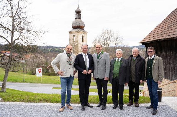 GR Heimo Lercher, LH Christopher Drexler, Bgm. Josef Birnstingl, Altbürgermeister Erich Gogg (einziger lebender Ehrenbürger der Gemeinde Sankt Bartholomä), Pfarrer Paulus Kamper, Gemeindekassier Franz Moritz vor der Alten Kirche in Sankt Bartholomä © Land Steiermark; bei Quellenangabe honorarfrei