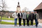 GR Heimo Lercher, LH Christopher Drexler, Bgm. Josef Birnstingl, Altbürgermeister Erich Gogg (einziger lebender Ehrenbürger der Gemeinde Sankt Bartholomä), Pfarrer Paulus Kamper, Gemeindekassier Franz Moritz vor der Alten Kirche in Sankt Bartholomä