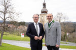 LH Christopher Drexler und Bgm. Josef Birnstingl vor der Alten Kirche in Sankt Bartholomä © Land Steiermark; bei Quellenangabe honorarfrei LH Christopher Drexler und Bgm. Josef Birnstingl vor der Alten Kirche in Sankt Bartholomä