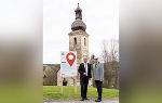 LH Christopher Drexler und Bgm. Josef Birnstingl am künftigen Standort des Hanns Koren-Denkmals vor der Alten Kirche in Sankt Bartholomä © Land Steiermark