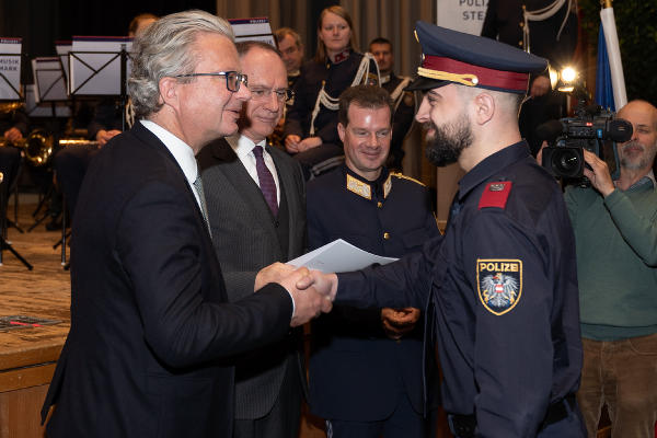 Landeshauptmann Christopher Drexler, Innenminister Gerhard Karner und Landespolizeidirektor Gerald Ortner bei der Dekretübergabe © Land Steiermark; bei Quellenangabe honorarfrei