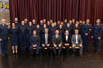 Landespolizeidirektor Gerald Ortner, Landeshauptmann Christopher Drexler, Innenminister Gerhard Karner, 2. Landtagspräsidentin Gabriele Kolar, Bürgermeister Mario Abl mit den Absolventinnen und Absolventen aus einem der drei ausgemusterten Ausbildungslehrgänge © Land Steiermark; bei Quellenangabe honorarfrei Landespolizeidirektor Gerald Ortner, Landeshauptmann Christopher Drexler, Innenminister Gerhard Karner, 2. Landtagspräsidentin Gabriele Kolar, Bürgermeister Mario Abl mit den Absolventinnen und Absolventen aus einem der drei ausgemusterten Ausbildungslehrgänge