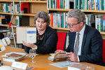 Kocher-Lichem und Drexler in den Räumlichkeiten der Landesbibliothek. © Land Steiermark/Binder; bei Quellenangabe honorarfrei Kocher-Lichem und Drexler in den Räumlichkeiten der Landesbibliothek.