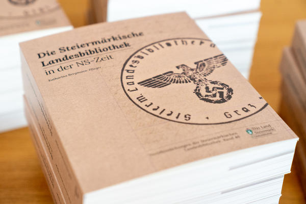 In der wissenschaftlichen Betrachtung „Die Steiermärkische Landesbibliothek in der NS-Zeit“ zeichnet die Autorin Katharina Bergmann-Pfleger ein detailliertes Bild der Geschehnisse in und rund um die Steiermärkische Landesbibliothek im Betrachtungszeitraum 1933 bis 1950 nach. © Land Steiermark/Binder;  bei Quellenangabe honorarfrei