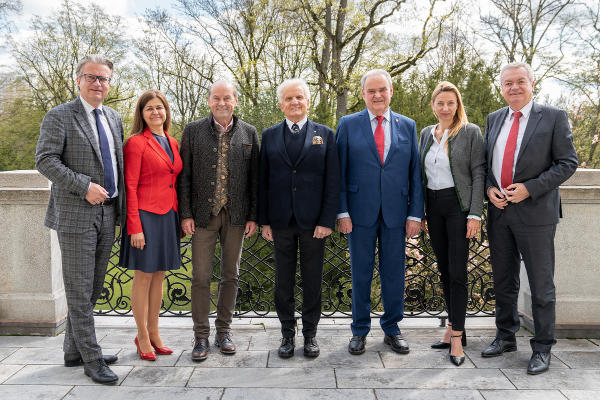 Die steirische Landesregierung erhöht die Seniorenförderung um 50 Prozent: LH Christopher Drexler, LH-Stv. Anton Lang, Soziallandesrätin Doris Kampus und Landesrätin Juliane Bogner-Strauß mit den Vertretern der steirischen Seniorenverbände: Erich Hafner (Seniorenbeiratsvorsitzender), Georg Hammerl und Klaus Stanzer. © Land Steiermark/Robert Binder; Verwendung bei Quellenangabe honorarfrei