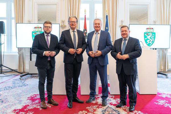 Präsentation des steirischen Pakets zur Elementarpädagogik: KO Hannes Schwarz, LH Christopher Drexler, LH-Stv. Anton Lang und LR Werner Amon (v.l.). © Land Steiermark/Robert Binder; Verwendung bei Quellenangabe honorarfrei
