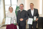 Landeshauptmann Christopher Drexler (M.) zeichnete die steirische Schriftstellerin Claudia Rossbacher (l.) und Sportunion Steiermark-Geschäftsführer Markus Pichler (r.) mit dem Goldenen Ehrenzeichen des Landes Steiermark aus. © Land Steiermark/Foto Fischer; bei Quellenangabe honorarfrei