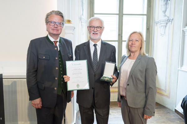 Landeshauptmann Christopher Drexler (l.) und Nationalratsabgeordnete Verena Nussbaum (r.) überreichten Domkapellmeister Josef Döller (M.) das Goldene Ehrenzeichen des Landes Steiermark. © Land Steiermark/Foto Fischer; bei Quellenangabe honorarfrei