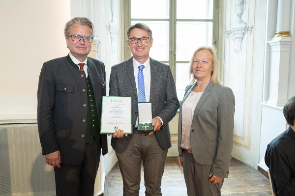 Landeshauptmann Christopher Drexler (l.) und Nationalratsabgeordnete Verena Nussbaum (r.) mit dem Vorsitzenden der "RosaLilaPantherInnen" Kurt Zernig (M.), der ebenfalls das Goldene Ehrenzeichen des Landes Steiermark erhielt. © Land Steiermark/Foto Fischer; bei Quellenangabe honorarfrei