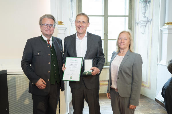 Landeshauptmann Christopher Drexler, Sportunion Steiermark-Geschäftsführer Markus Pichler und die Nationalratsabgeordnete Verena Nussbaum (v.l.) bei der Überreichung des Goldenen Ehrenzeichens des Landes Steiermark. © Land Steiermark/Foto Fischer; bei Quellenangabe honorarfrei