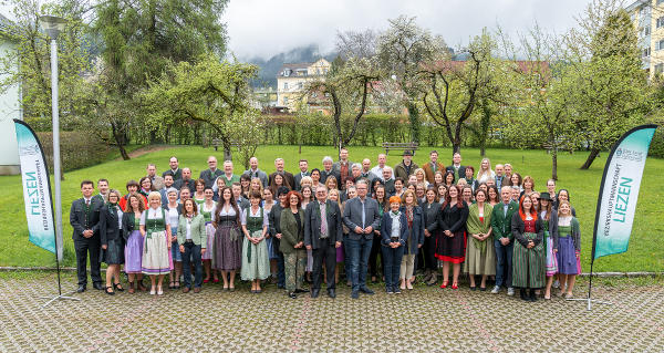 Die Mitarbeiterinnen und Mitarbeiter der BH Liezen mit LH Christopher Drexler und LAD Brigitte Scherz-Schaar. © Foto: Land Steiermark/Binder; bei Quellenangabe honorarfrei