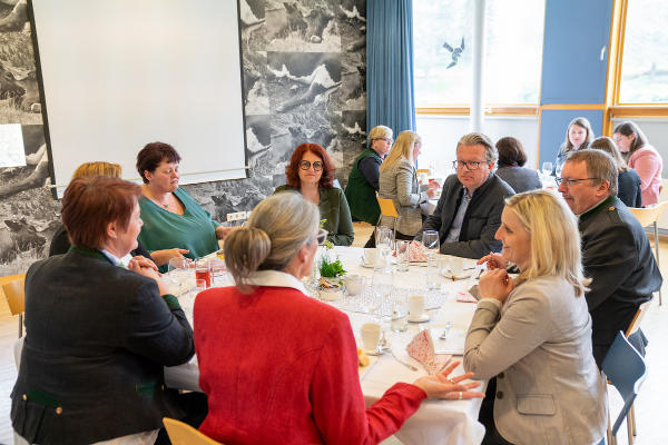 Der persönliche Austausch stand im Mittelpunkt des Besuches in der Politischen Expositur Gröbming. © Foto: Land Steiermark/Binder; bei Quellenangabe honorarfrei