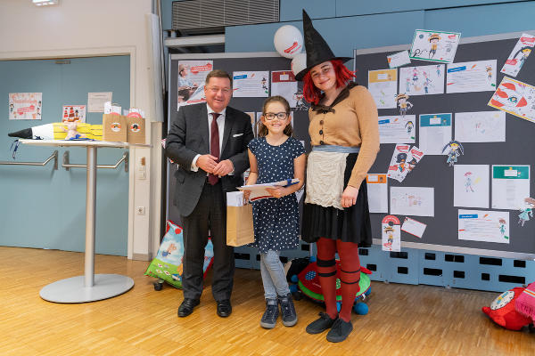 Landesrat Werner Amon gratulierte Gewinnerin Isabella Steyskal von der VS Eisteich in Graz. © Land Steiermark/Robert Binder; Verwendung bei Quellenangabe honorarfrei