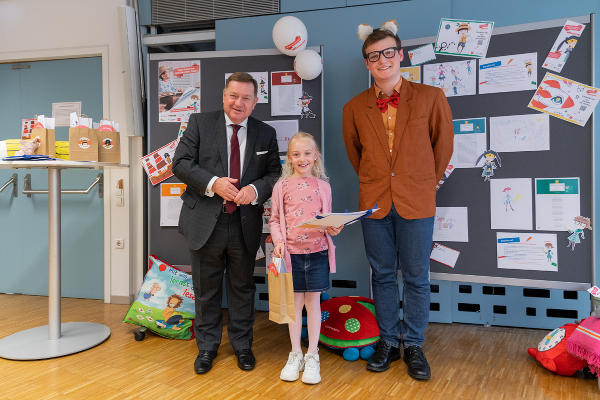 Landesrat Werner Amon gratulierte Gewinnerin Helena Gerstmann von der VS Sinabelkirchen. © Land Steiermark/Robert Binder; Verwendung bei Quellenangabe honorarfrei