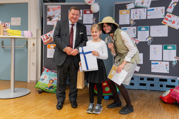 Landesrat Werner Amon gratulierte Gewinnerin Paula Tschuchnik von der VS Rassach. © Land Steiermark/Robert Binder; Verwendung bei Quellenangabe honorarfrei