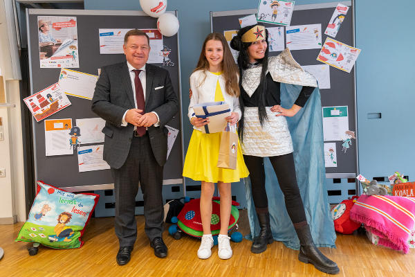 Landesrat Werner Amon gratulierte Gewinnerin Laura Stanger von der VS Sacré Coeur in Graz. © Land Steiermark/Robert Binder; Verwendung bei Quellenangabe honorarfrei
