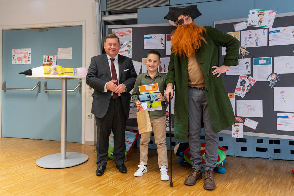Landesrat Werner Amon gratulierte Gewinner Marcel Wieser von der VS Niklasdorf zum Sonderpreis. © Land Steiermark/Robert Binder; Verwendung bei Quellenangabe honorarfrei