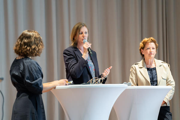 LR Barbara Eibinger-Miedl und LR Ursula Lackner bei der Auftaktveranstaltung "Starke Zentren" in Frohnleiten. © Land Steiermark/Robert Binder; Verwendung bei Quellenangabe honorarfrei