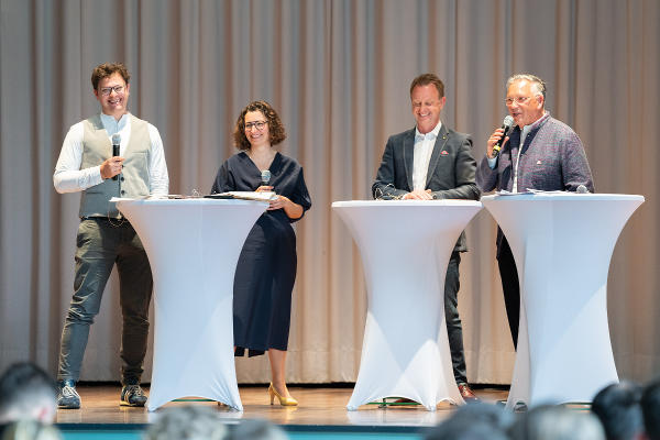 Ortskernkoordinator Stefan Spindler, Moderatorin Elisabeth Leitner, Bürgermeister Mario Abl und Bürgermeister Karl Lautner im Gespräch. © Land Steiermark/Robert Binder; Verwendung bei Quellenangabe honorarfrei