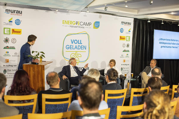 Kabarettist Clemens Maria Schreiner hatte Ski-Star Nici Schmidhofer, Energie Steiermark-Vorstand Christian Purrer und den Braumeister der Murauer Brauerei Michael Göpfert auf der Bühne zu Gast. © Tom Lamm