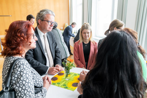 LH Christopher Drexler und LAD Brigitte Scherz-Schaar im Gespräch mit den BH-Bediensteten. © Land Steiermark/Robert Binder; Verwendung bei Quellenangabe honorarfrei
