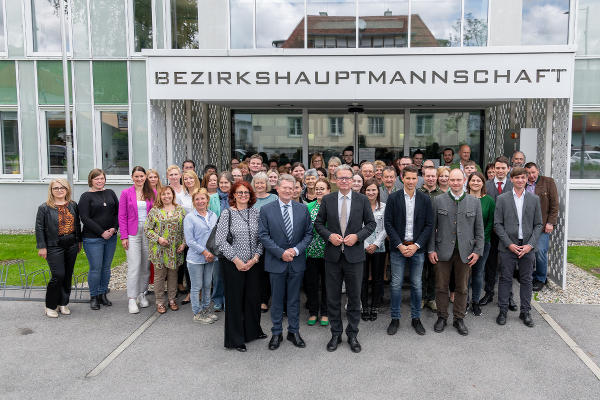 Die Mitarbeiterinnen und Mitarbeiter der BH hießen den Landeshauptmann in Weiz willkommen. © Land Steiermark/Robert Binder; Verwendung bei Quellenangabe honorarfrei