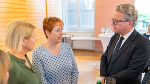 LH Christopher Drexler im Gespräch mit Mitarbeiterinnen der BH Leibnitz. © Land Steiermark/Robert Binder; Verwendung bei Quellenangabe honorarfrei LH Christopher Drexler im Gespräch mit Mitarbeiterinnen der BH Leibnitz.