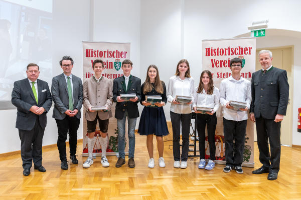 Gewinnerinnen und Gewinner der Wartinger-Medaille vom BG/BRG Judenburg. © Land Steiermark/Robert Binder; Verwendung bei Quellenangabe honorarfrei