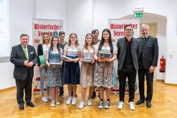 Gewinnerinnen und Gewinner der Wartinger-Medaille von der MS Oberwölz. © Land Steiermark/Robert Binder; Verwendung bei Quellenangabe honorarfrei