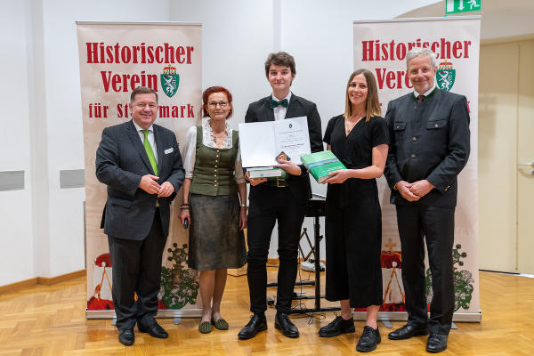 Elias Gsell (M.) vom BG/BRG Gleisdorf erhielt für seine VWA die Tremel-Medaille, LR Werner Amon (l.) und Landesarchivdirektor Gernot Peter Obersteiner (r.) gratulierten. © Land Steiermark/Robert Binder; Verwendung bei Quellenangabe honorarfrei
