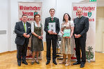 Matthäus Peter Krasser (M.) vom Seebacher Gymnasium erhielt für seine VWA die Tremel-Medaille, LR Werner Amon (l.) und Landesarchivdirektor Gernot Peter Obersteiner (r.) gratulierten.