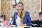 Familienlandesrätin Juliane Bogner-Strauß kündigt einen neuen Generationenschwerpunkt des Landes Steiermark an.