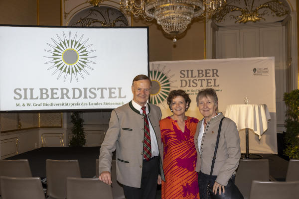 Verleihung der Silberdistel 2023: LR Ursula Lackner (M.) mit dem Stifter-Ehepaar Wilhelm und Marianne Graf. © Land Steiermark/Lunghammer; Verwendung bei Quellenangabe honorarfrei
