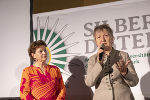 Verleihung der Silberdistel 2023: LR Ursula Lackner (l.) mit Marianne Graf (r.) auf der Bühne.