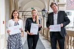 Gesundheitslandesrätin Juliane Bogner-Strauß (M.) mit Soziallandesrätin Doris Kampus und Wolfgang Habacher (EPIG GmbH) © Land Steiermark/ Binder Gesundheitslandesrätin Juliane Bogner-Strauß (M.) mit Soziallandesrätin Doris Kampus und Wolfgang Habacher (EPIG GmbH)