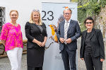 Landeshauptmann Christopher Drexler mit der künstlerischen Leiterin Elisabeth Schweeger (r.), Volkskundemuseum-Leiterin Claudia Unger und der käufmännischen Leiterin Manuela Reichert (li.). 