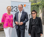 LH Christopher Drexler mit der künstlerischen Leiterin Elisabeth Schweeger und der käufmännischen Leiterin Manuela Reichert (li.). © Land Steiermark/ Binder LH Christopher Drexler mit der künstlerischen Leiterin Elisabeth Schweeger und der käufmännischen Leiterin Manuela Reichert (li.).