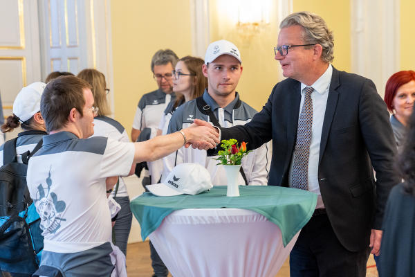 LH Christopher Drexler wünscht den steirischen Special Olympics-Teilnehmern alles Gute für die Wettkämpfe in Berlin. © Land Steiermark/Robert Binder; Verwendung bei Quellenangabe honorarfrei