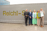Landeswappen-Übergabe: LH Christopher Drexler mit der Unternehmerfamilie Reichl. © Land Steiermark; Verwendung bei Quellenangabe honorarfrei Landeswappen-Übergabe: LH Christopher Drexler mit der Unternehmerfamilie Reichl.