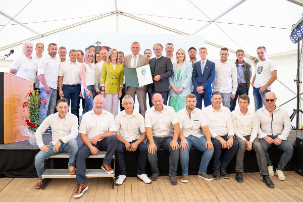 Landeswappen-Übergabe in Straß in Steiermark: LH Christopher Drexler mit dem Team der Firma Reichl-Schrott. © Land Steiermark; Verwendung bei Quellenangabe honorarfrei