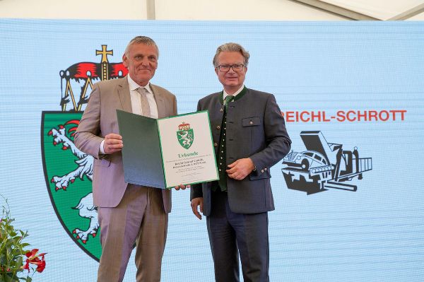 LH Christopher Drexler überreichte Geschäftsführer Peter Reichl das steirische Landeswappen. © Land Steiermark; Verwendung bei Quellenangabe honorarfrei