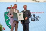 LH Christopher Drexler überreichte Geschäftsführer Peter Reichl das steirische Landeswappen. © Land Steiermark; Verwendung bei Quellenangabe honorarfrei LH Christopher Drexler überreichte Geschäftsführer Peter Reichl das steirische Landeswappen.