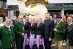 Narzissenfest 2023: Bgm. Gerald Loitzl (Altaussee), LH Christopher Drexler, Prinzessin Sophia Hellwig, Königin Michaela Ertlschweiger, Prinzessin Celin Pichler, Bundeskanzler Karl Nehammer, Bgm. Franz Frosch (Bad Aussee), Bgm. Franz Steinegger (Grundlsee) (v.l.). © Land Steiermark; Verwendung bei Quellenangabe honorarfrei Narzissenfest 2023: Bgm. Gerald Loitzl (Altaussee), LH Christopher Drexler, Prinzessin Sophia Hellwig, Königin Michaela Ertlschweiger, Prinzessin Celin Pichler, Bundeskanzler Karl Nehammer, Bgm. Franz Frosch (Bad Aussee), Bgm. Franz Steinegger (Grundlsee) (v.l.).