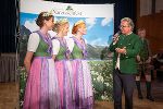 Die Narzissenhoheiten Sophia Hellwig, Michaela Ertlschweiger und Celin Pichler mit LH Christopher Drexler. © Land Steiermark; Verwendung bei Quellenangabe honorarfrei Die Narzissenhoheiten Sophia Hellwig, Michaela Ertlschweiger und Celin Pichler mit LH Christopher Drexler.