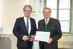 LH Christopher Drexler und Neo-Professor Sepp Loibner bei der Verleihung in der Aula der Alten Universität in Graz.