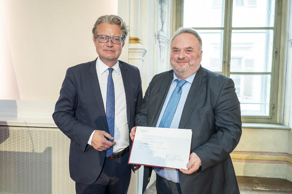 LH Christopher Drexler gratuliert Bernhard Reismann zum Professorentitel. © Land Steiermark/Foto Fischer; Verwendung bei Quellenangabe honorarfrei